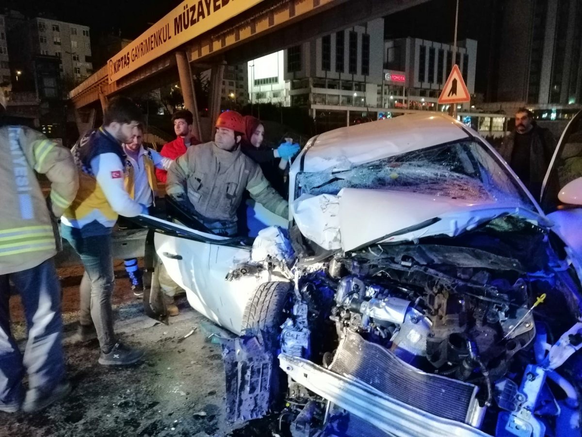 Ataşehir'de aşırı hızlı araç halk otobüsüne çarptı