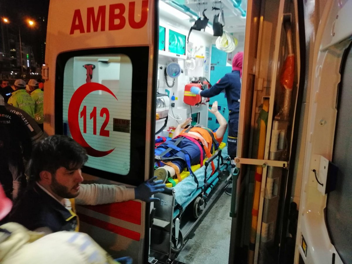 Ataşehir'de aşırı hızlı araç halk otobüsüne çarptı