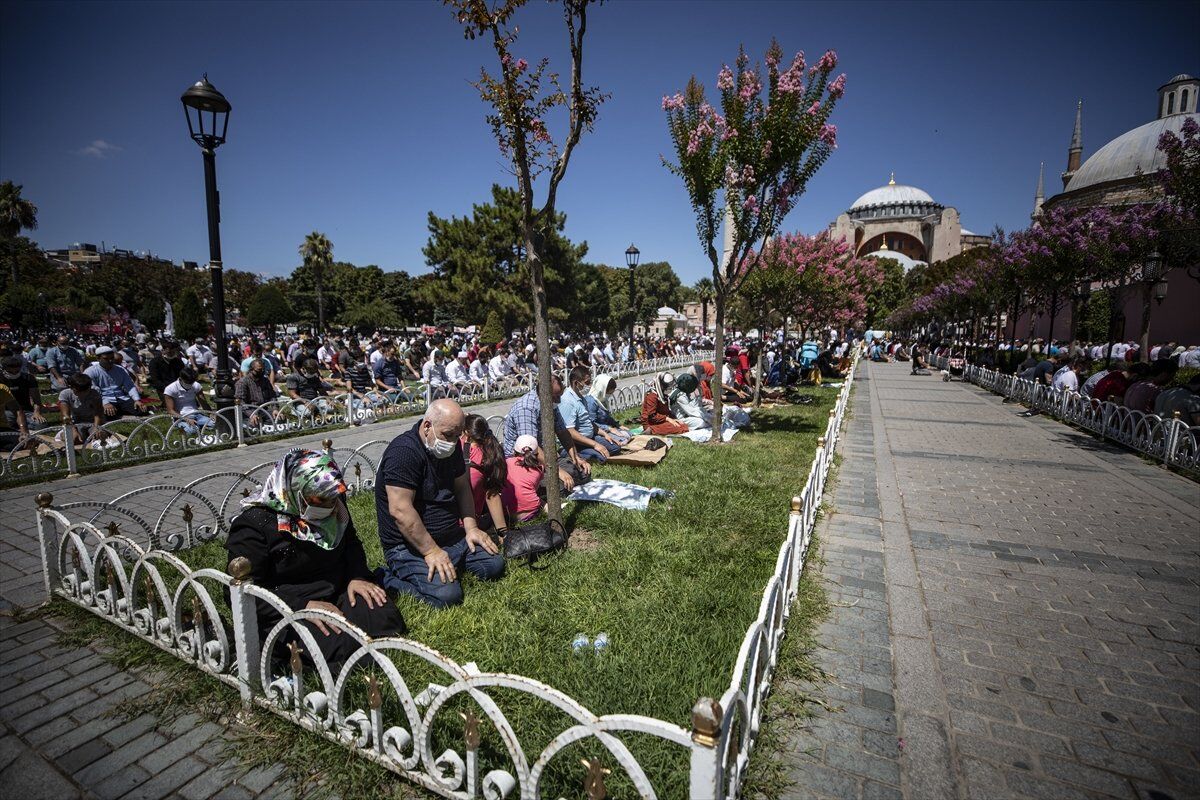 Ayasofya'da turistler ve ibadet edenler aynı karede #1