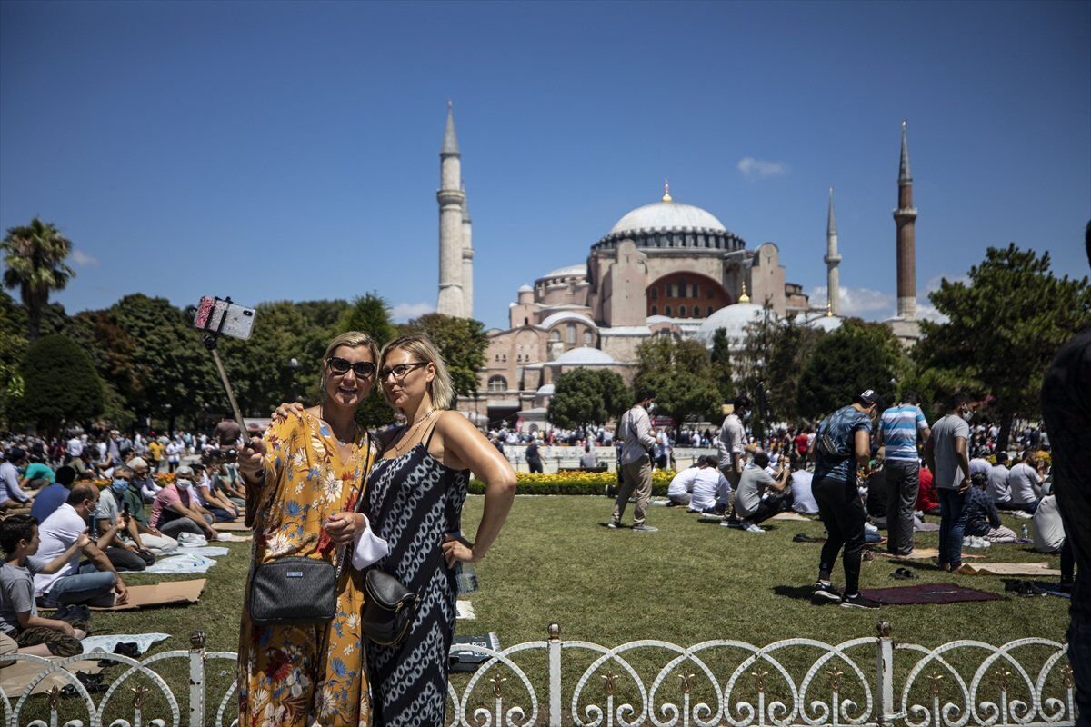 Ayasofya'da turistler ve ibadet edenler aynı karede #2