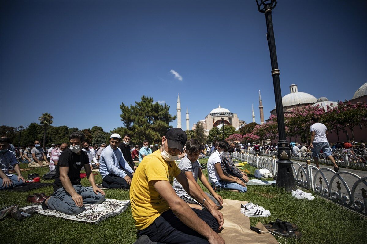 Ayasofya'da turistler ve ibadet edenler aynı karede #3