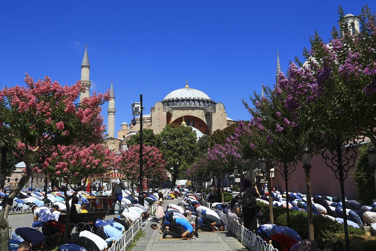 Ayasofya'da turistler ve ibadet edenler aynı karede #4