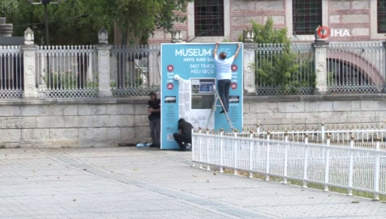 Ayasofya'daki bilet satış gişesi söküldü #2