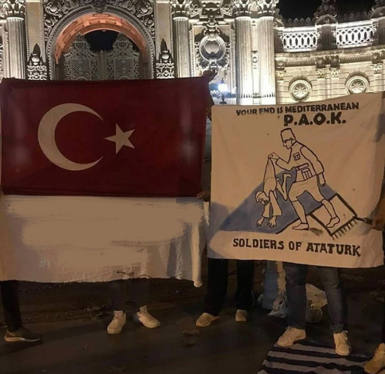 Beşiktaş taraftarından PAOK maçı öncesi göndermeli pankart #2