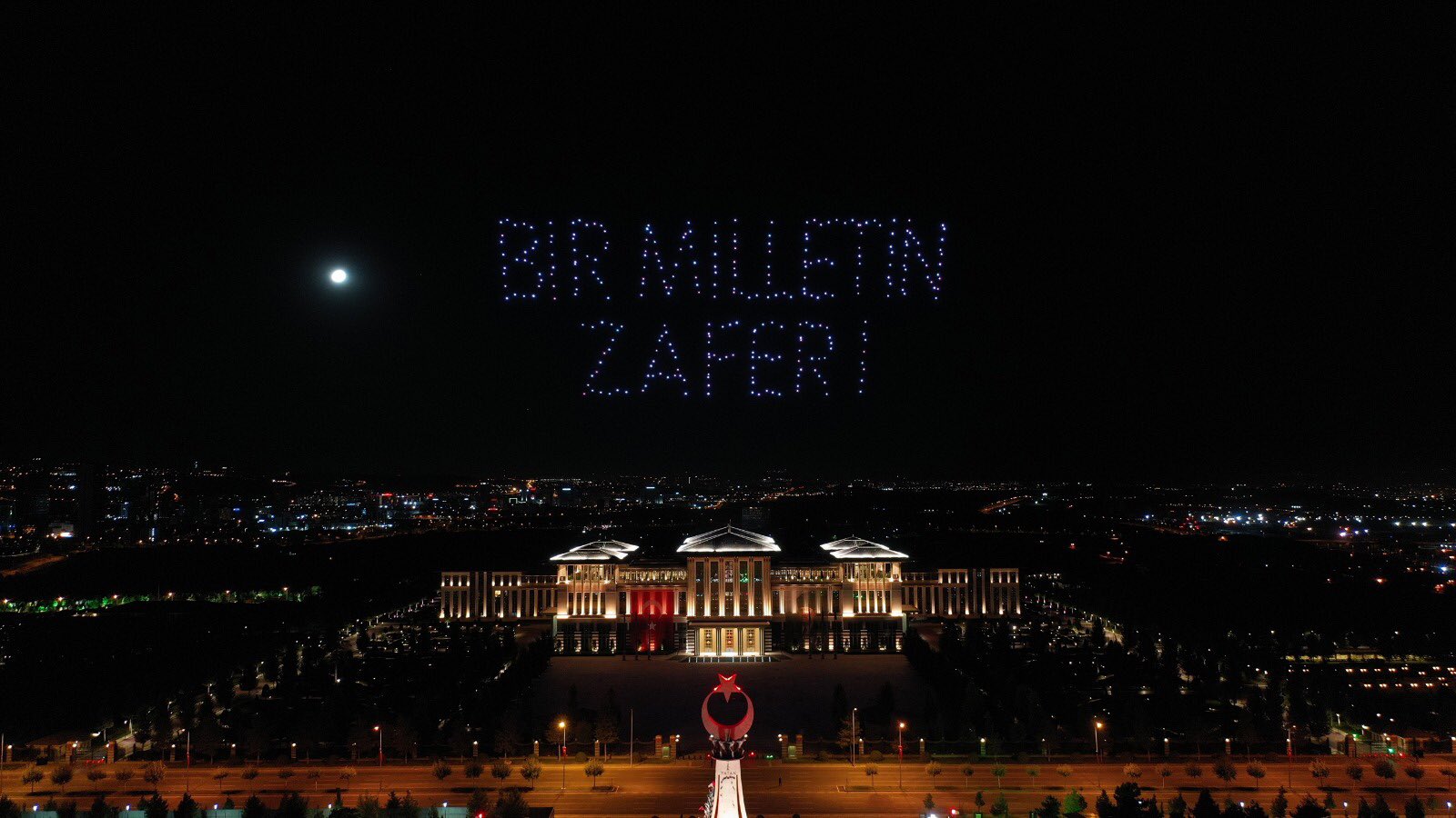 Beştepe de 300 drone ile ışık gösterisi yapıldı #1