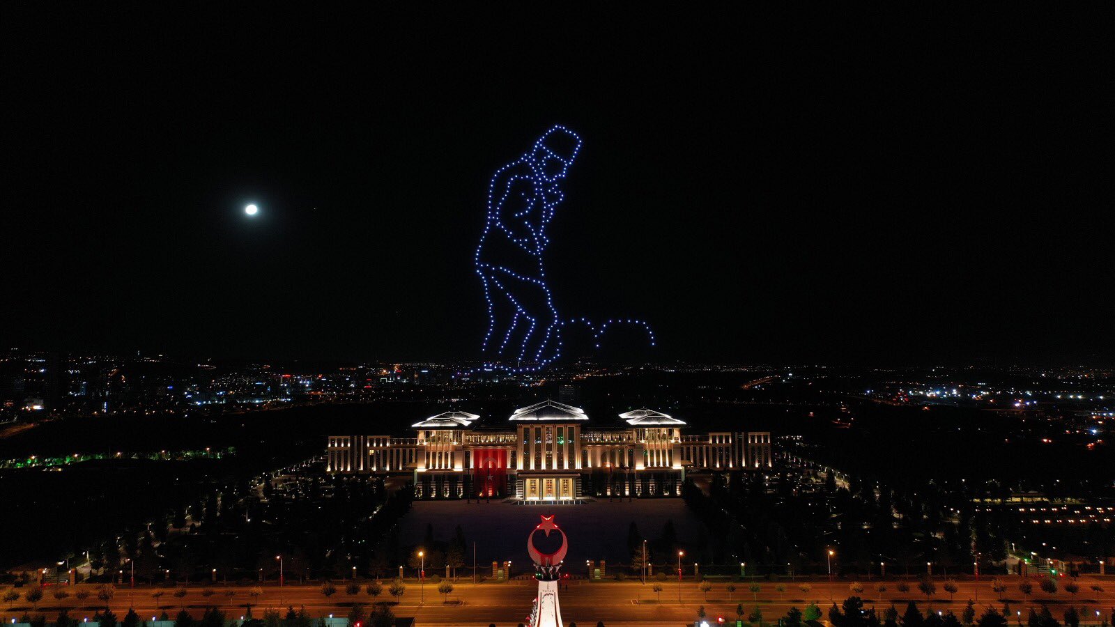 Beştepe de 300 drone ile ışık gösterisi yapıldı #2