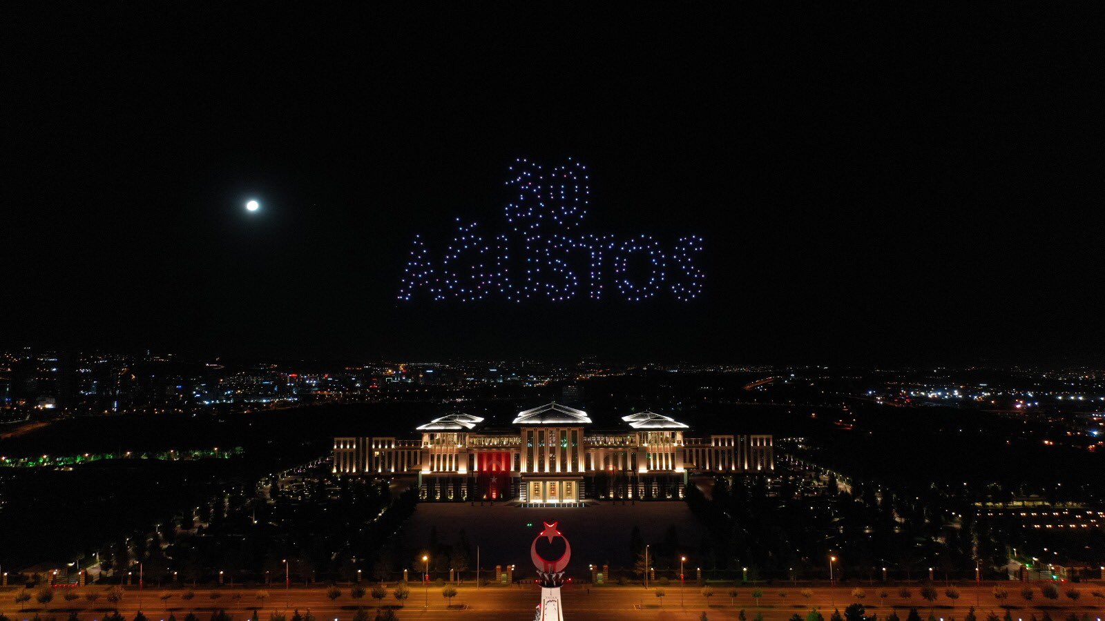 Beştepe de 300 drone ile ışık gösterisi yapıldı #3