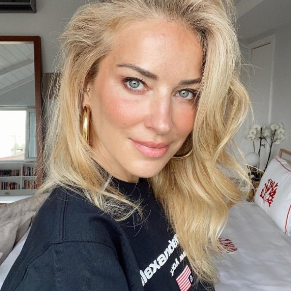 Burcu Esmersoy ile Aleyna Tilki aynı tişörtü giydi