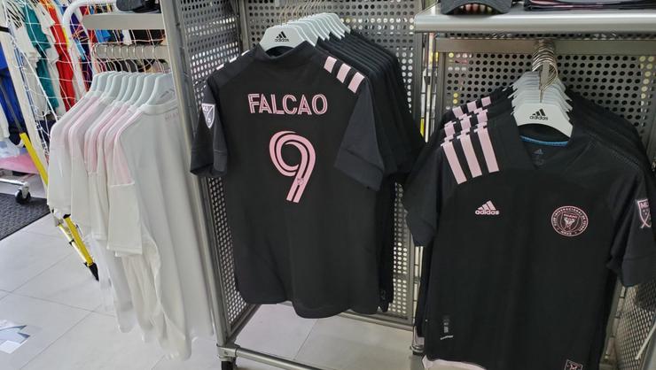 Inter Miami taraftarları Falcao forması bastırdı #1