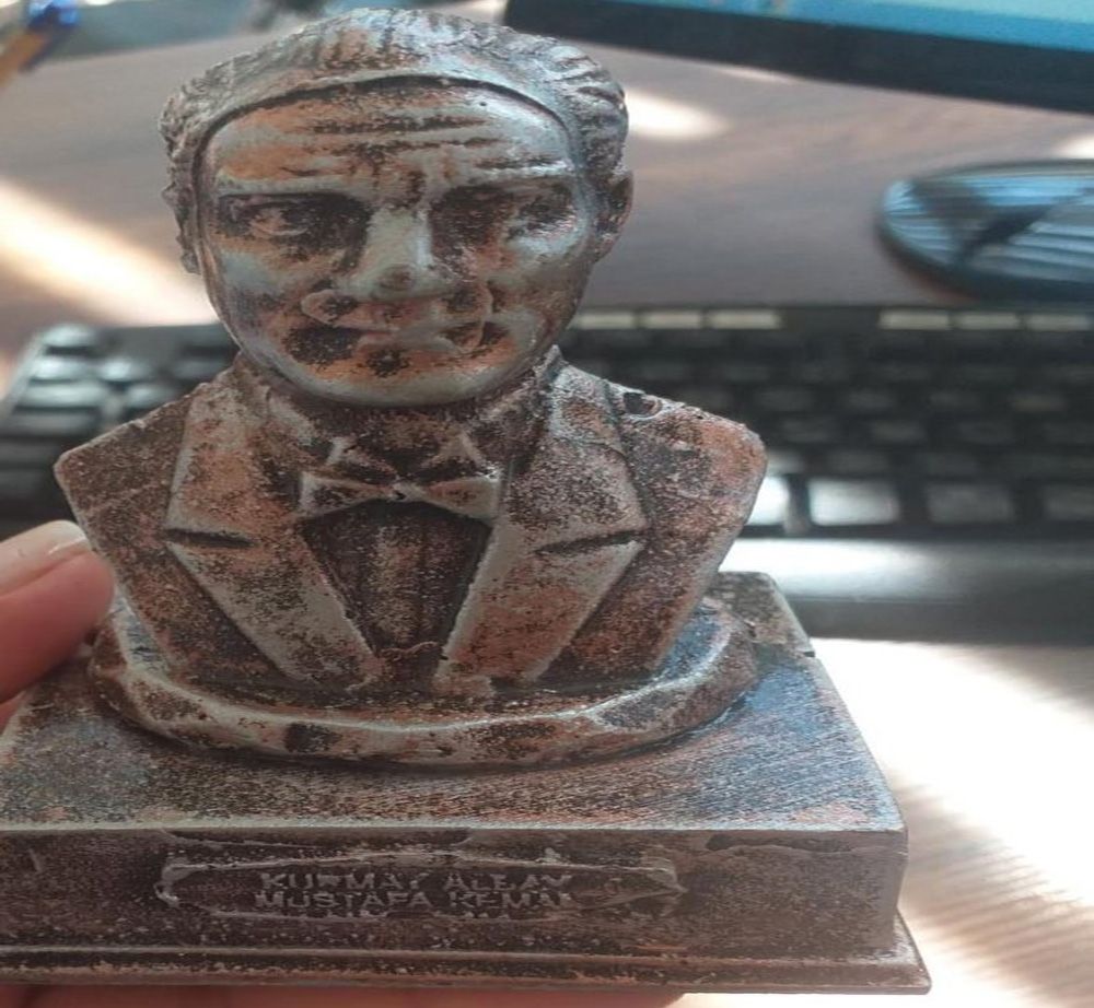 İzmir’de dağıtılan Atatürk büstü tartışmaya neden oldu #1