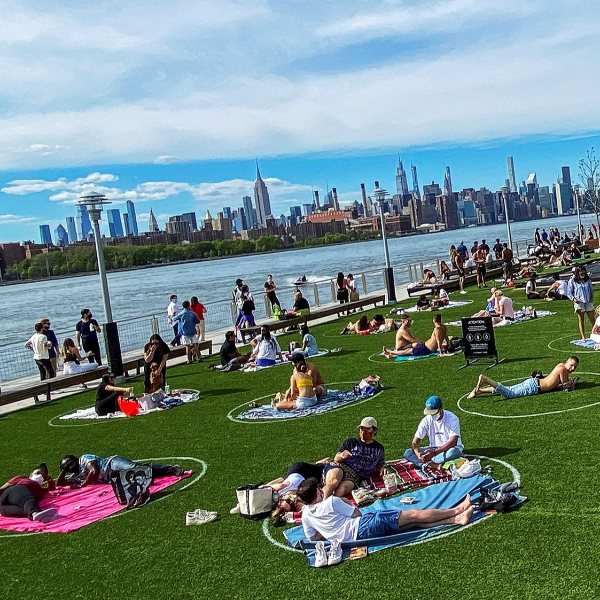 New Yorklular güneşli havayı görünce parklara akın etti