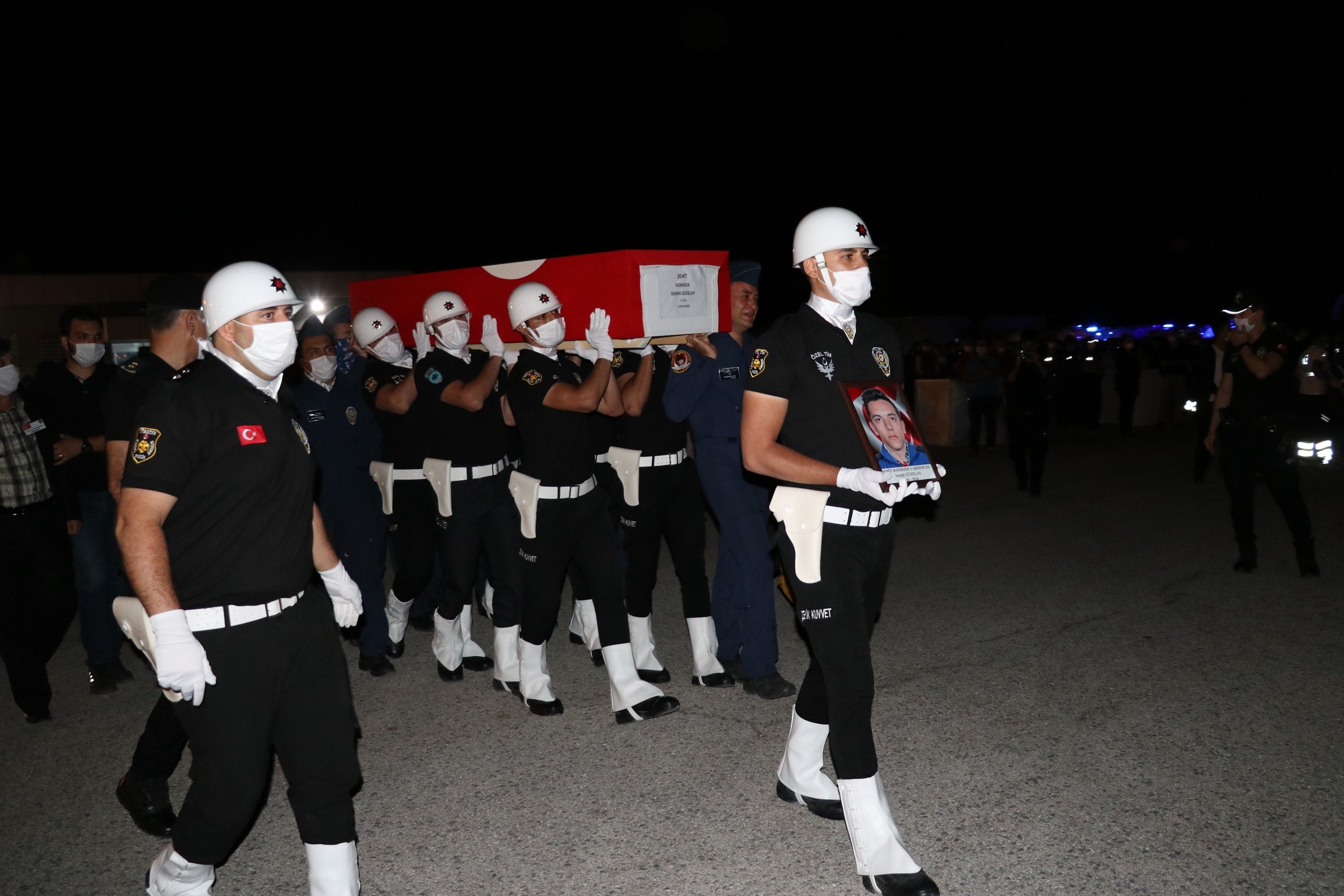 Van'da şehit olan polisler törenle uğurlandı #1