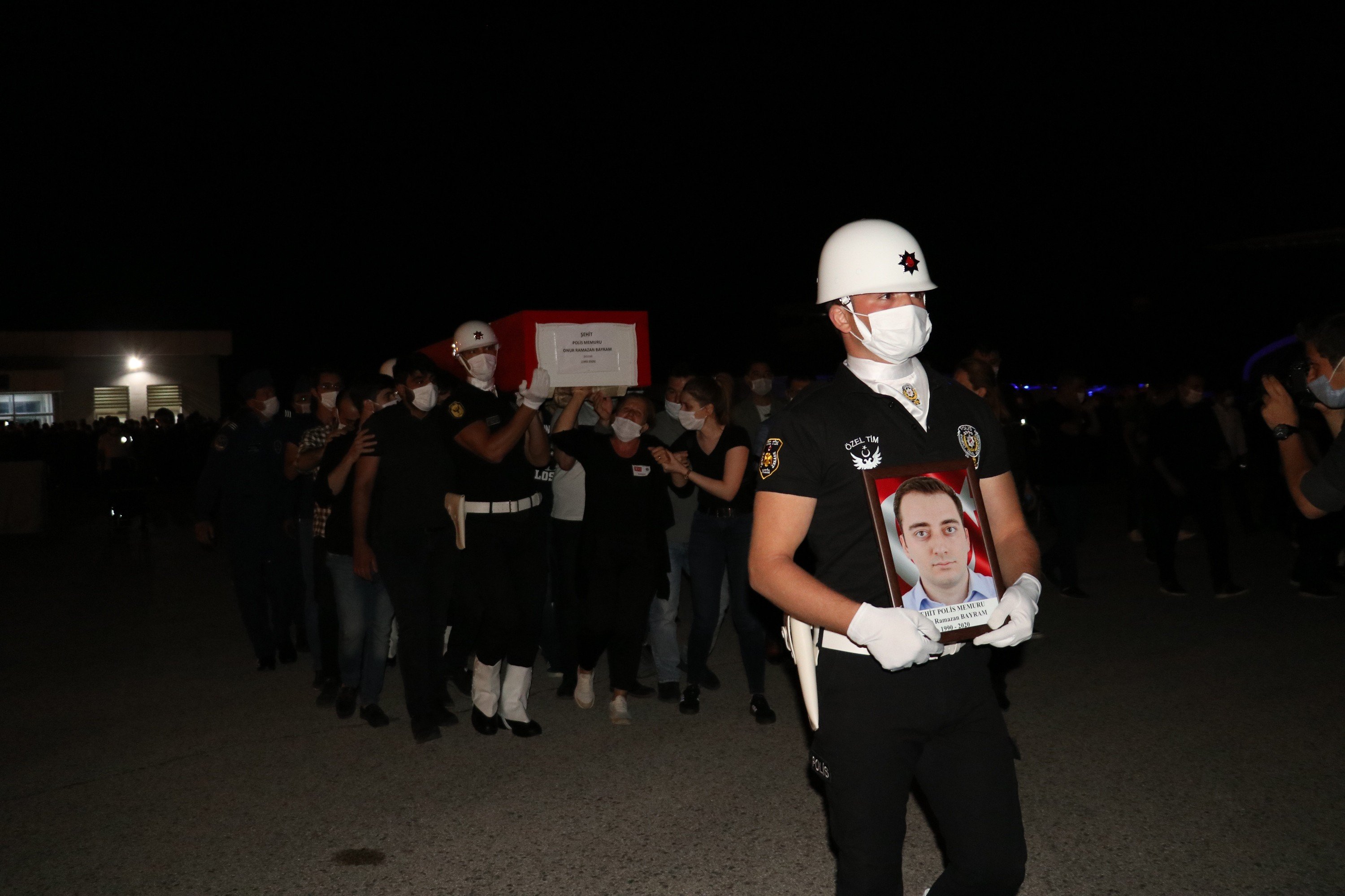 Van'da şehit olan polisler törenle uğurlandı #2