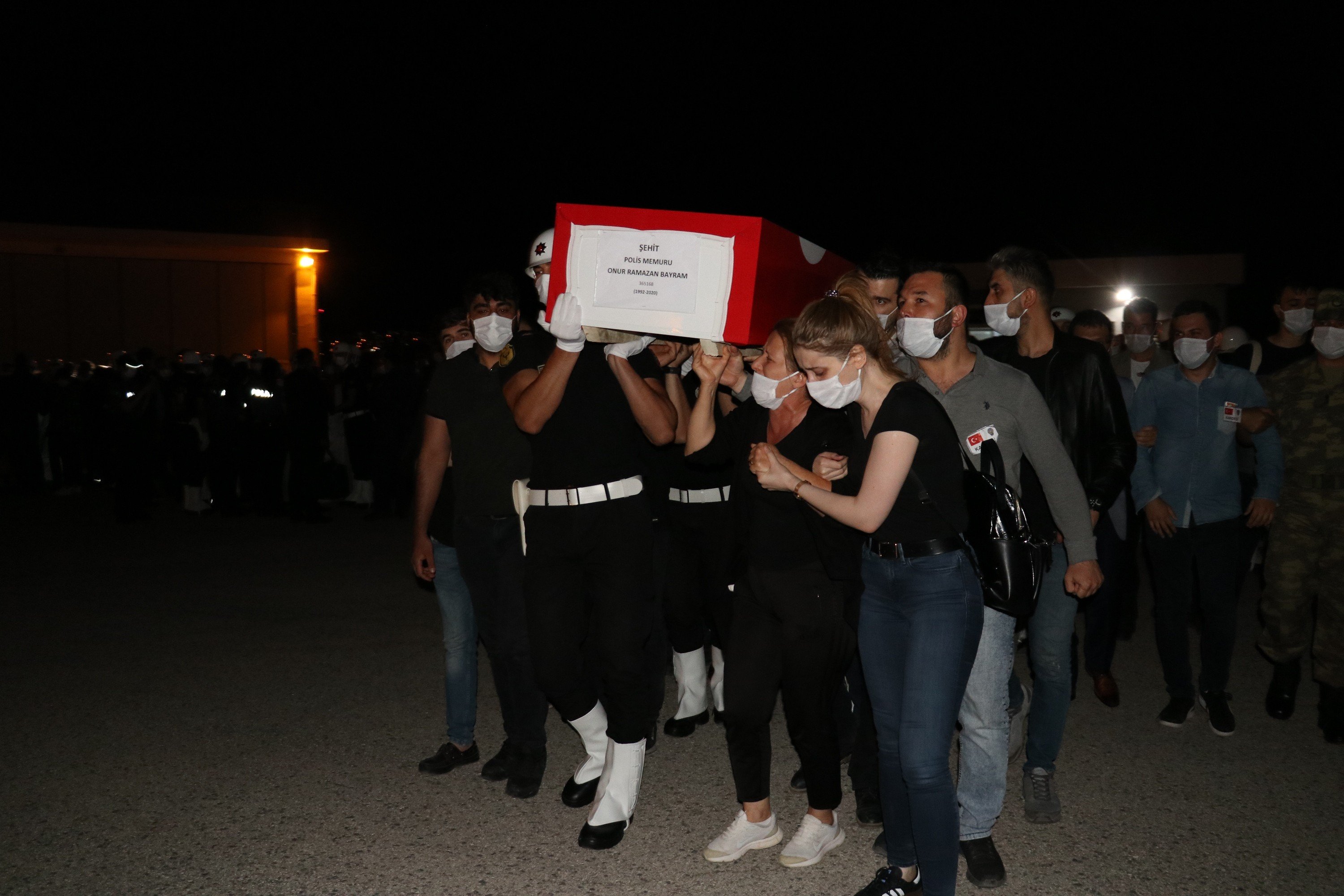 Van'da şehit olan polisler törenle uğurlandı #3