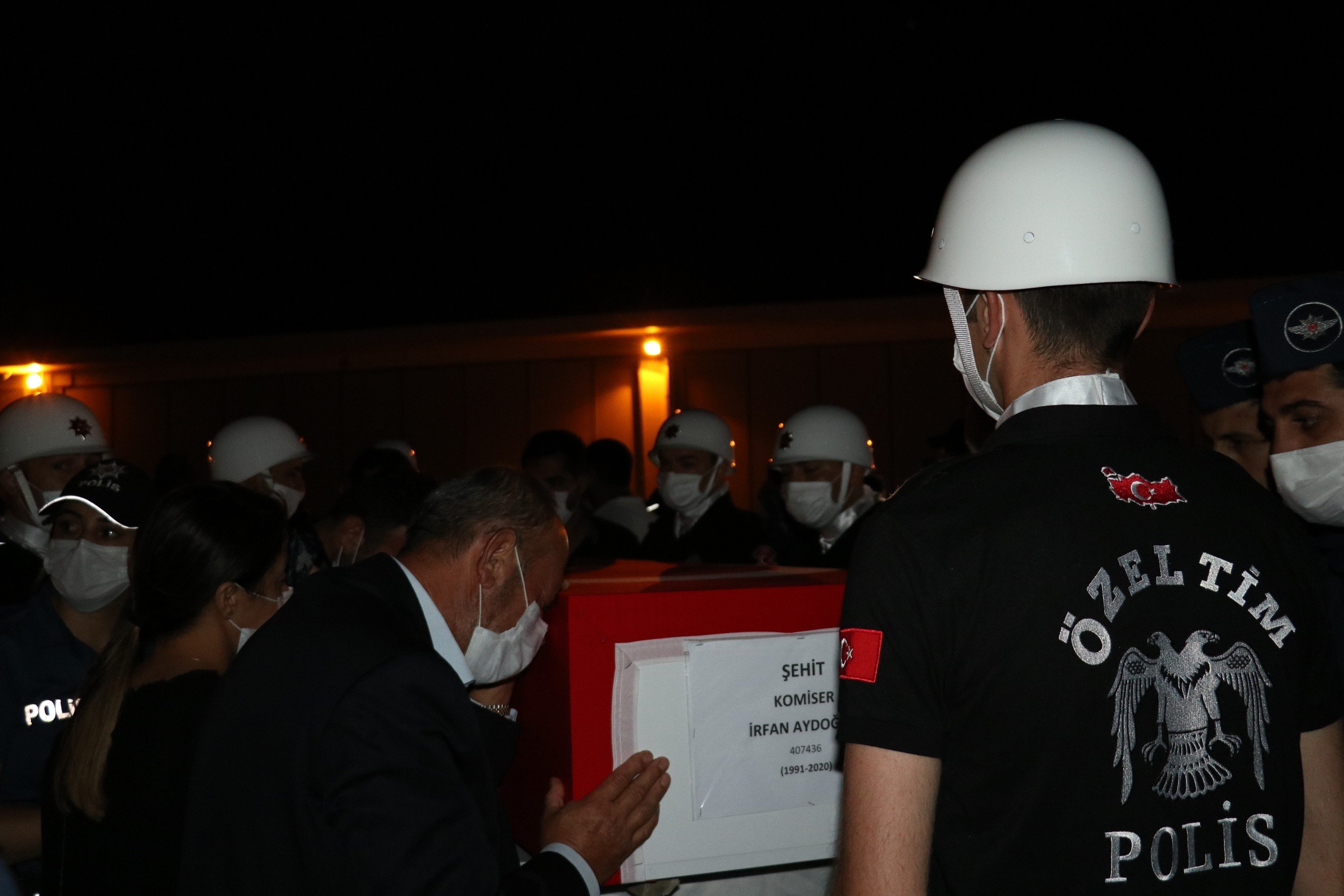 Van'da şehit olan polisler törenle uğurlandı #5