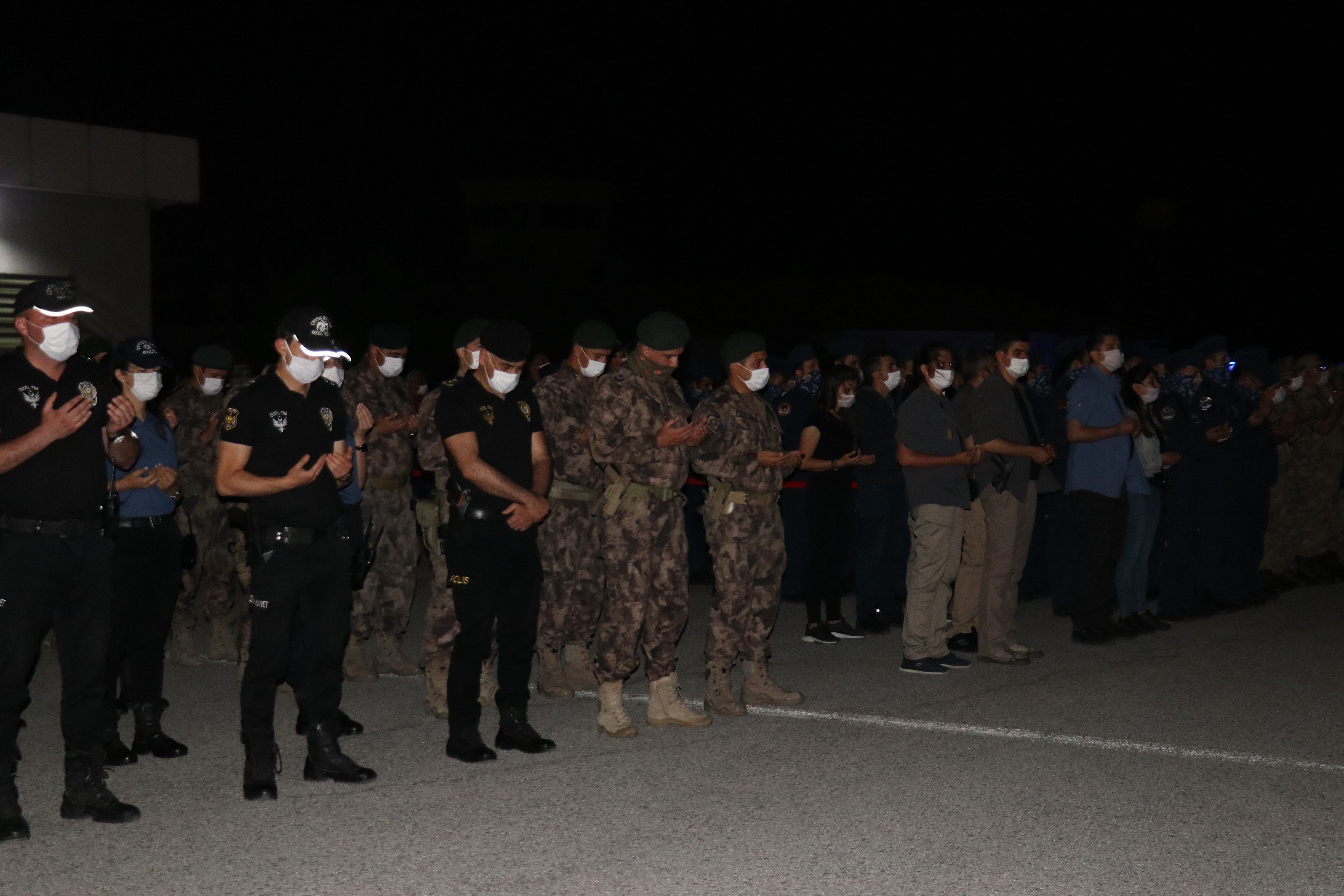 Van'da şehit olan polisler törenle uğurlandı #12