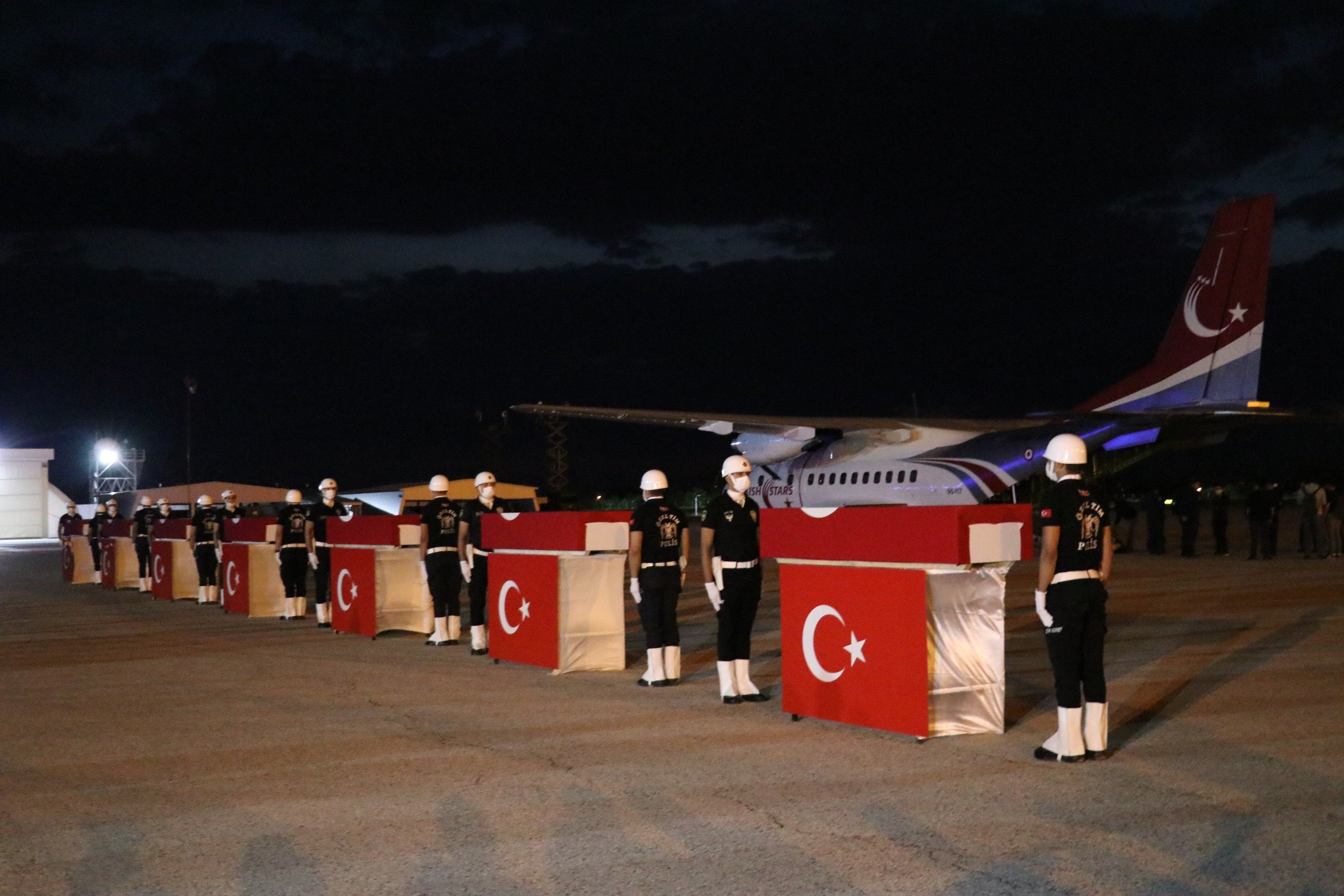 Van'da şehit olan polisler törenle uğurlandı #15