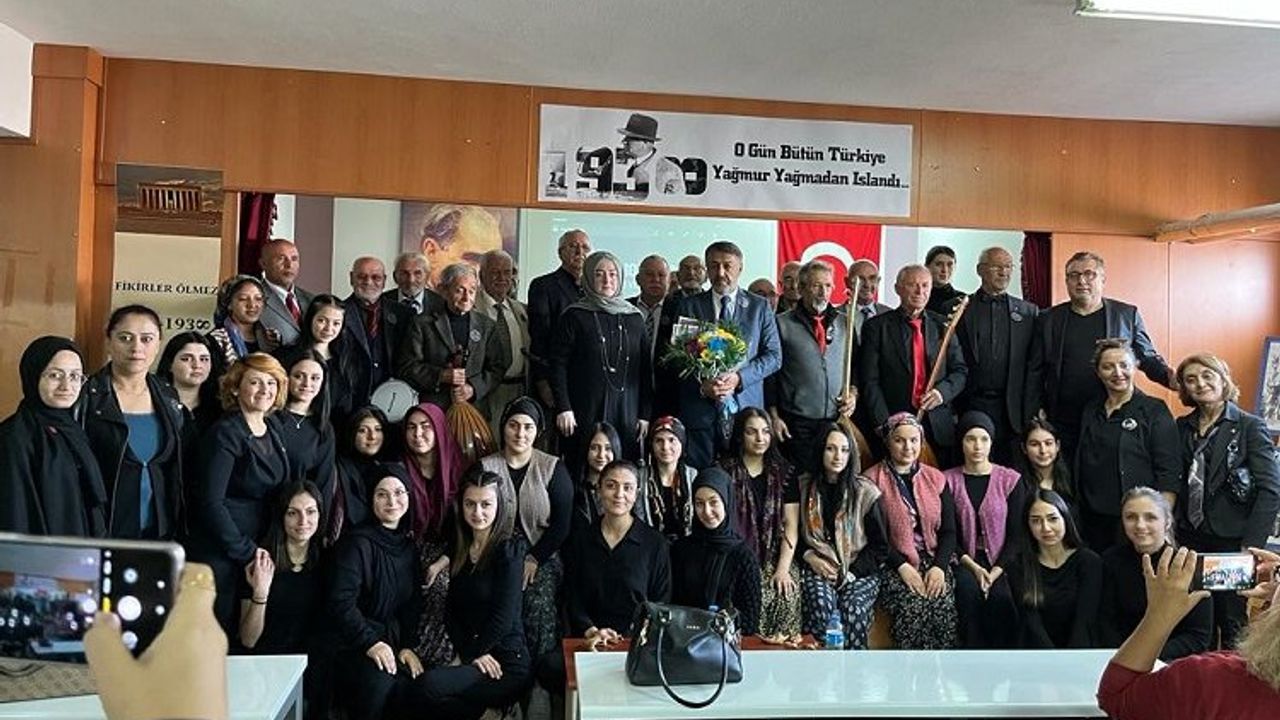 Kayseri'de Ulu Çınarlar Korosu'ndan Ata'nın sevdiği şarkılar