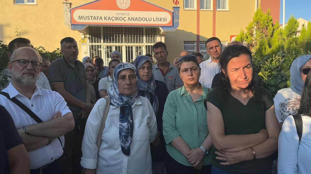 “15 Aydır Tek Bir Çivi Bile Çakılmadı” İddiası: Mustafa Kaçıkoç Anadolu Lisesi Velileri Endişeli