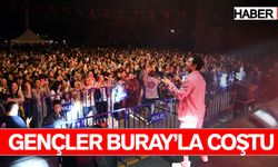 Gençler Buray’la coştu, meydan telefon ışıklarıyla  aydınlandı, Türk Bayraklarıyla dalgalandı