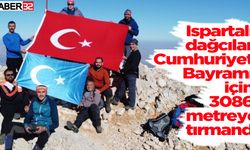 Ispartalı dağcılar Cumhuriyet Bayramı için 3086 metreye tırmandı
