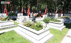 Şehitlerimizin kabirleri çiçeklerle donatıldı