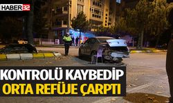 Isparta’da otomobil kontrolden çıkarak refüje çarptı