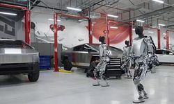 Tesla'da robot, mühendise saldırdı
