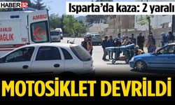 Isparta'da motosiklet devrildi: 2 yaralı
