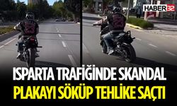 Plakasını Sökerek Trafiği Tehlikeye Attı