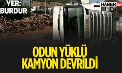 Odun Yüklü Kamyon Yola Devrildi