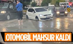 Otomobil Özkanlar Kavşağı'nda Mahsur Kaldı