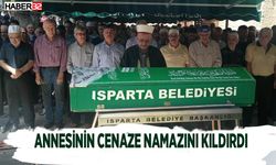 Annesinin cenaze namazını kıldırdı