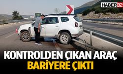 Direksiyon hakimiyetini kaybeden sürücü bariyere çıktı