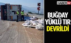 Buğday yüklü tır devrildi, sürücüsü yaralandı