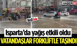 Yağış etkili oldu.. Vatandaşlar forkliftle taşındı