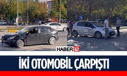 Kavşakta İki Otomobil Çarpıştı