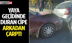 Yaya geçidinde duran cipe çarptı