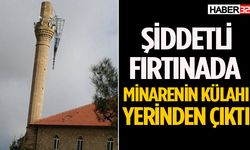 Şiddetli fırtınada minarenin külahı yerinden çıktı