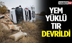 Beyşehir yolunda yem yüklü tır devrildi