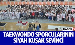 Taekwondo sporcularının siyah kuşak sevinci