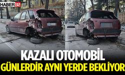 Kazalı araç yol kenarına terk edilmiş vaziyette