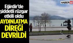 Eğirdir’de Şiddetli Rüzgar Aydınlatma Direğini Devirdi