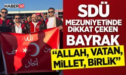 SDÜ Mezuniyetinde Dikkat Çeken Bayrak