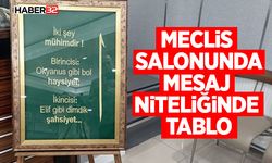 Meclis Salonunda Mesaj Niteliğinde Tablo
