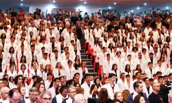 DEÜ'de yeni öğrenciler beyaz önlük giydi