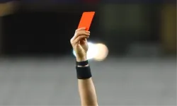 Kırmızı kart gören teknik direktör soyunma odasına girebilir mi?