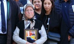 Genç paramedik sigara isteme bahanesiyle gasp ve darp edilip öldürüldü, anne duruşmaya oğlunun fotoğrafıyla geldi