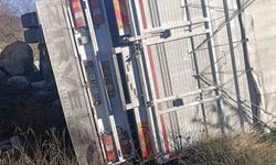 Isparta’da kontrolden çıkan kamyon şarampole devrildi, sürücü yaralandı