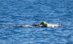 Türkiye kar esaretindeyken, Antalya'da kar manzarası eşliğinde denize girdiler